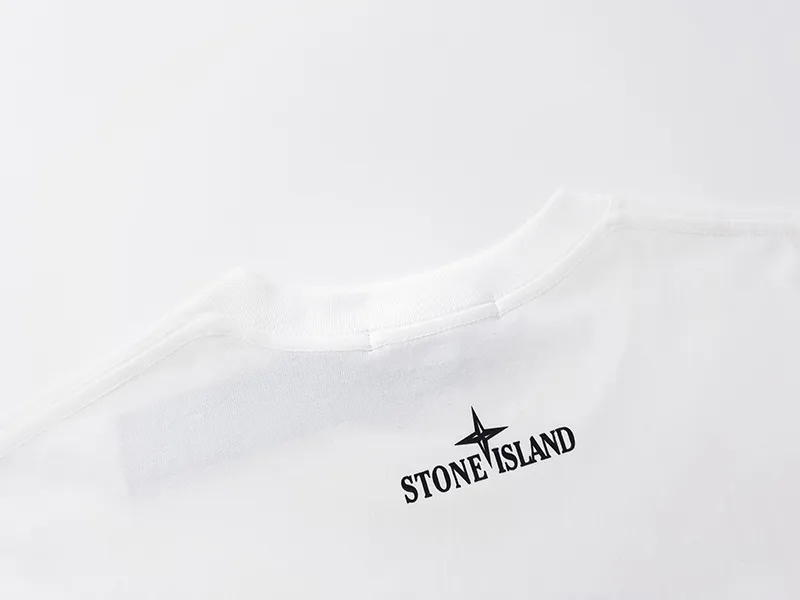 W666#P110💰 [Stone lsland/Stone Island Chest Destruction Big Compass Printed Short-Sleeved T-shirt] ⚠️[Original creation with high control of details] - Made of 230g combed cotton 32 count double yarn, soft and comfortable to the touch, sweat-absorbent and breathable. - Simple basic and versatile style, original single quality, the first choice for couples. - Made in a large factory, four needles and five threads on the shoulder, neat alignment, high quality workmanship. - Same style for men and women. Very versatile, one piece for everyone, details are clearly visible. Color: Black White Size: M L